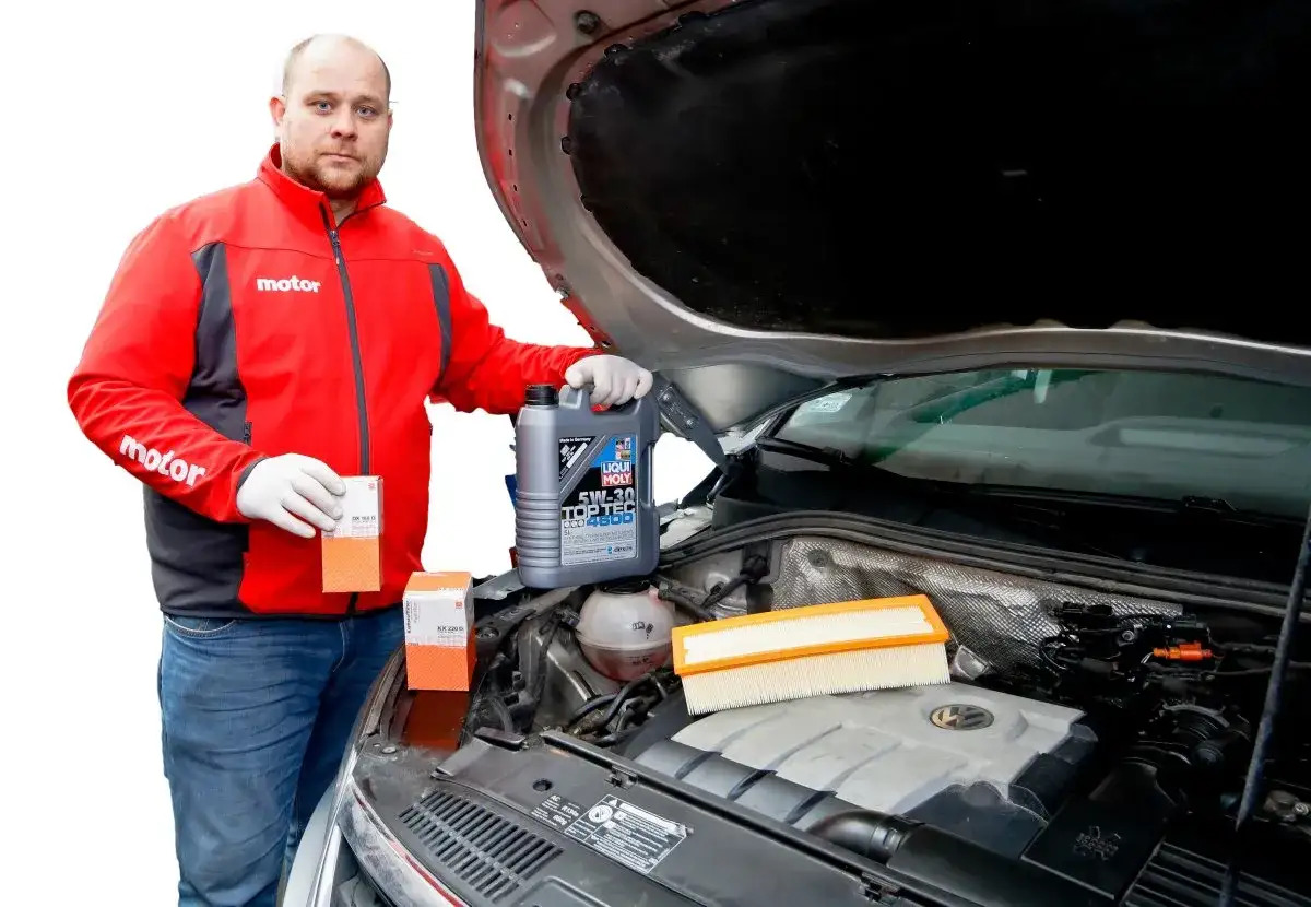Mechanik pokazuje olej i filtry. Dowiedz się, co ile wymieniać filtr oleju, aby silnik działał sprawnie.