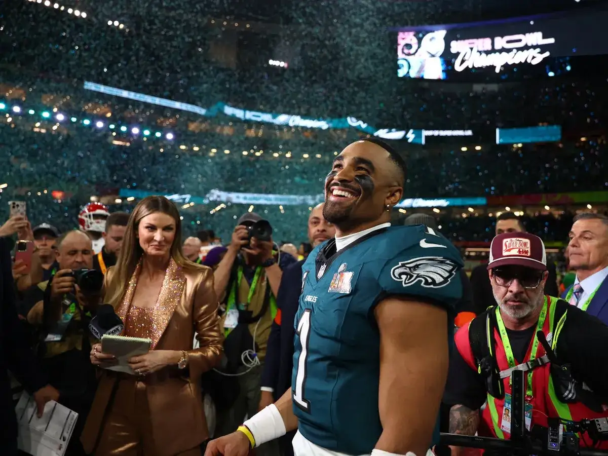 Radość Jalen Hurts po wygranej w Super Bowl 2025. Konfetti spada na zwycięzc&oacute;w, a na ekranie widnieje napis 