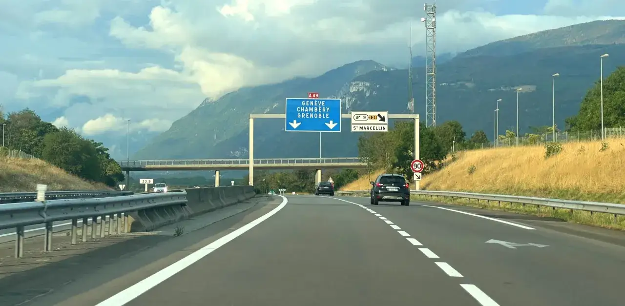 Sur l'autoroute A49, direction Gen&egrave;ve, Chamb&eacute;ry, Grenoble. Paysage montagneux et ciel nuageux.