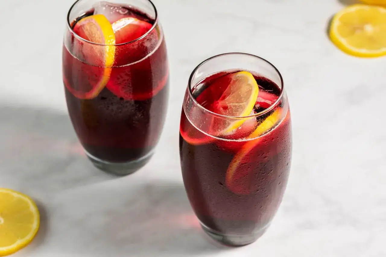 Tv&aring; glas med tinto de verano, fyllda med is och citronskivor, redo att avnjutas.