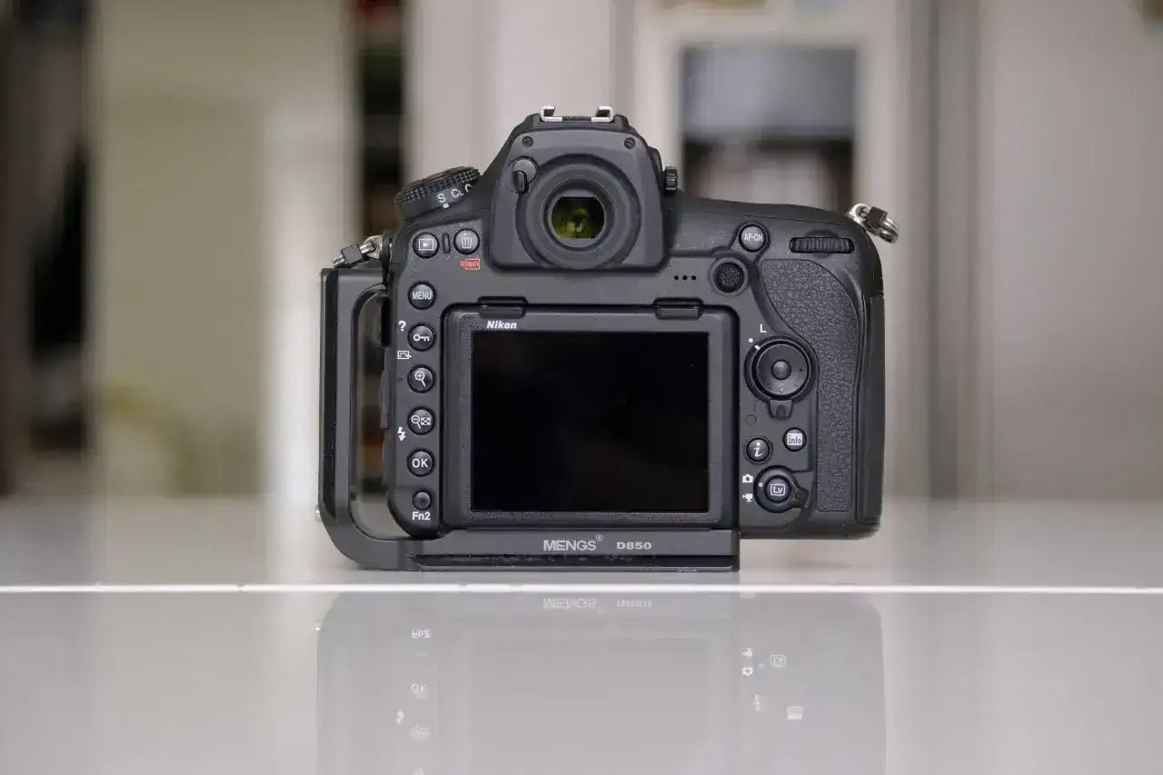 Tylna część aparatu Nikon D850 z uchwytem. Sprawdź aktualną nikon d850 cena.