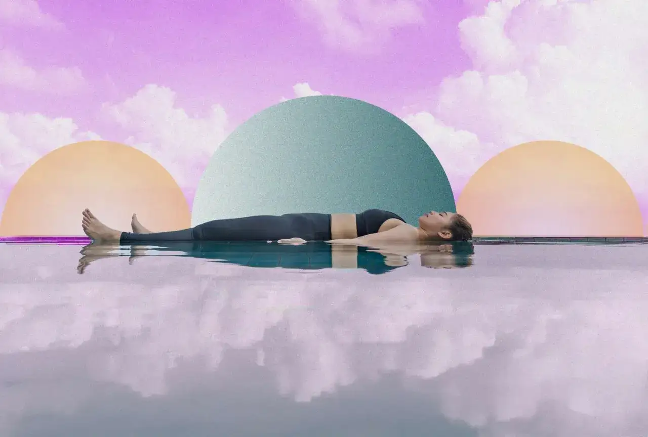 Kobieta w pozycji Savasany, zanurzona w wodzie, doświadcza głębokiego relaksu podczas **yoga nidra**. Tło tworzą pastelowe chmury i geometryczne kształty.