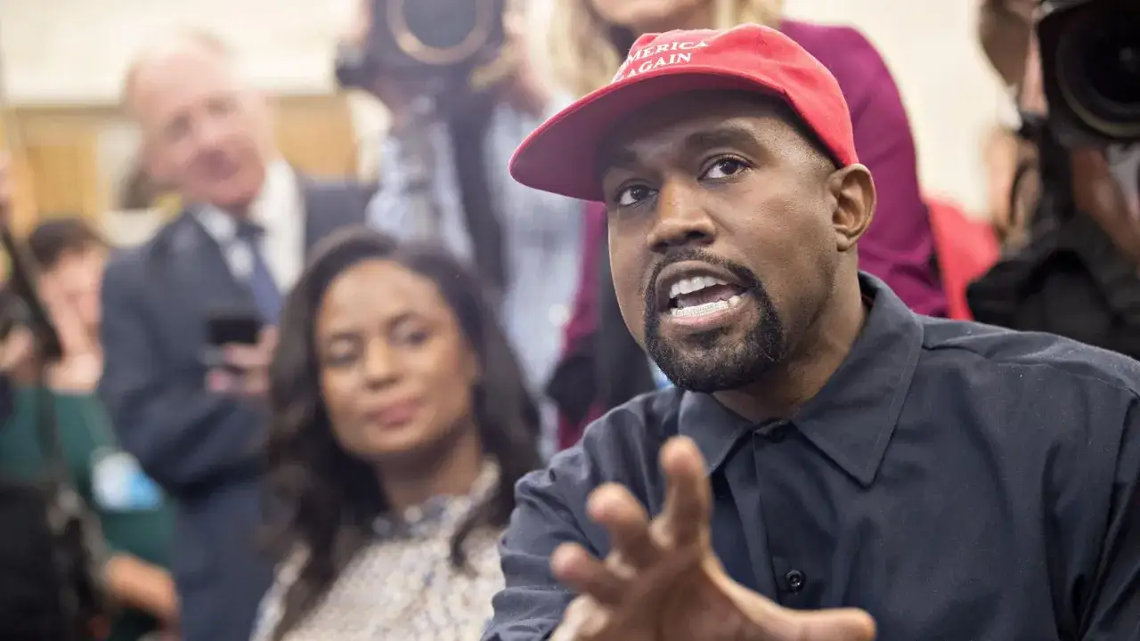 Kanye West w czerwonej czapce z napisem