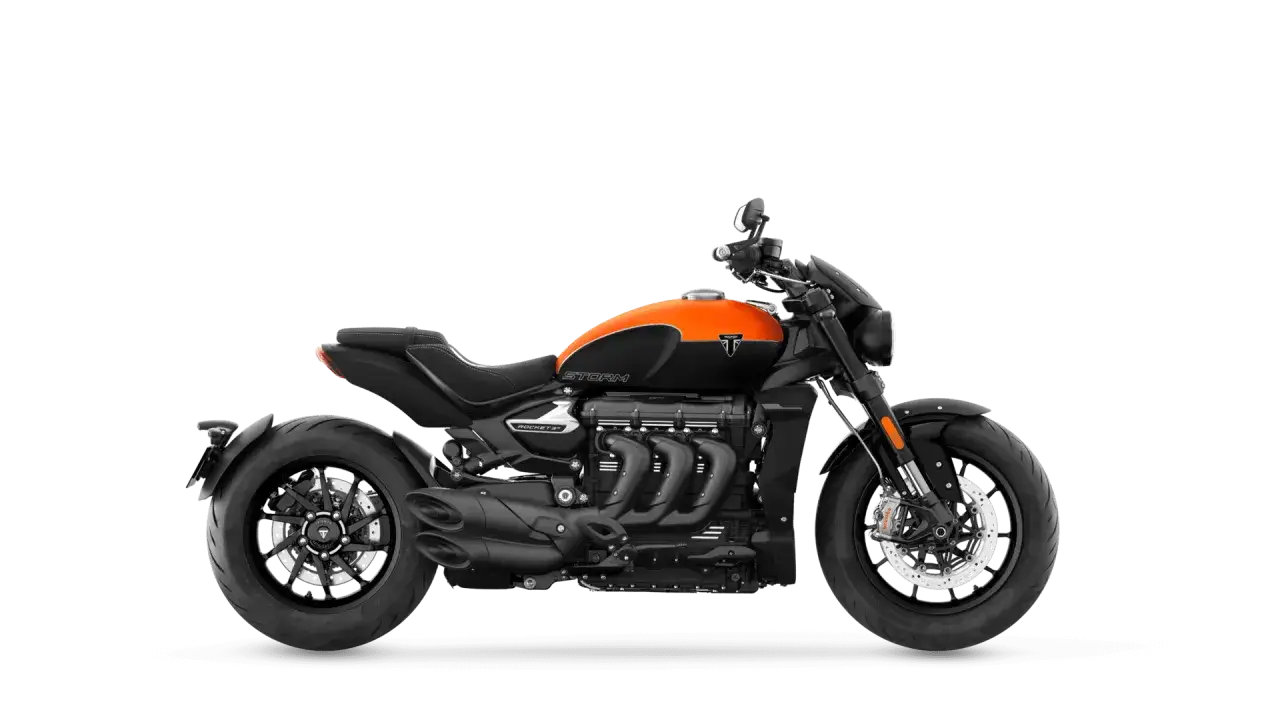 Czarny motocykl Triumph Rocket 3 Storm z pomarańczowym bakiem. Poznaj jego imponujące triumph rocket 3 dane techniczne.