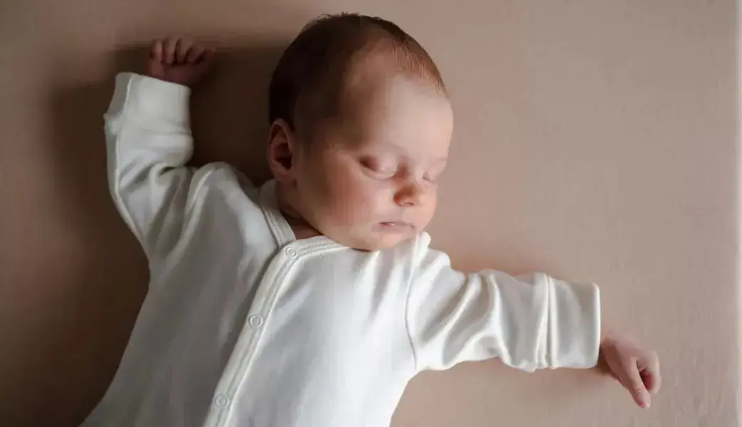 dziecko w koszulce z długim rękawem bawełna organiczna certyfikat GOTS OEKO-TEX