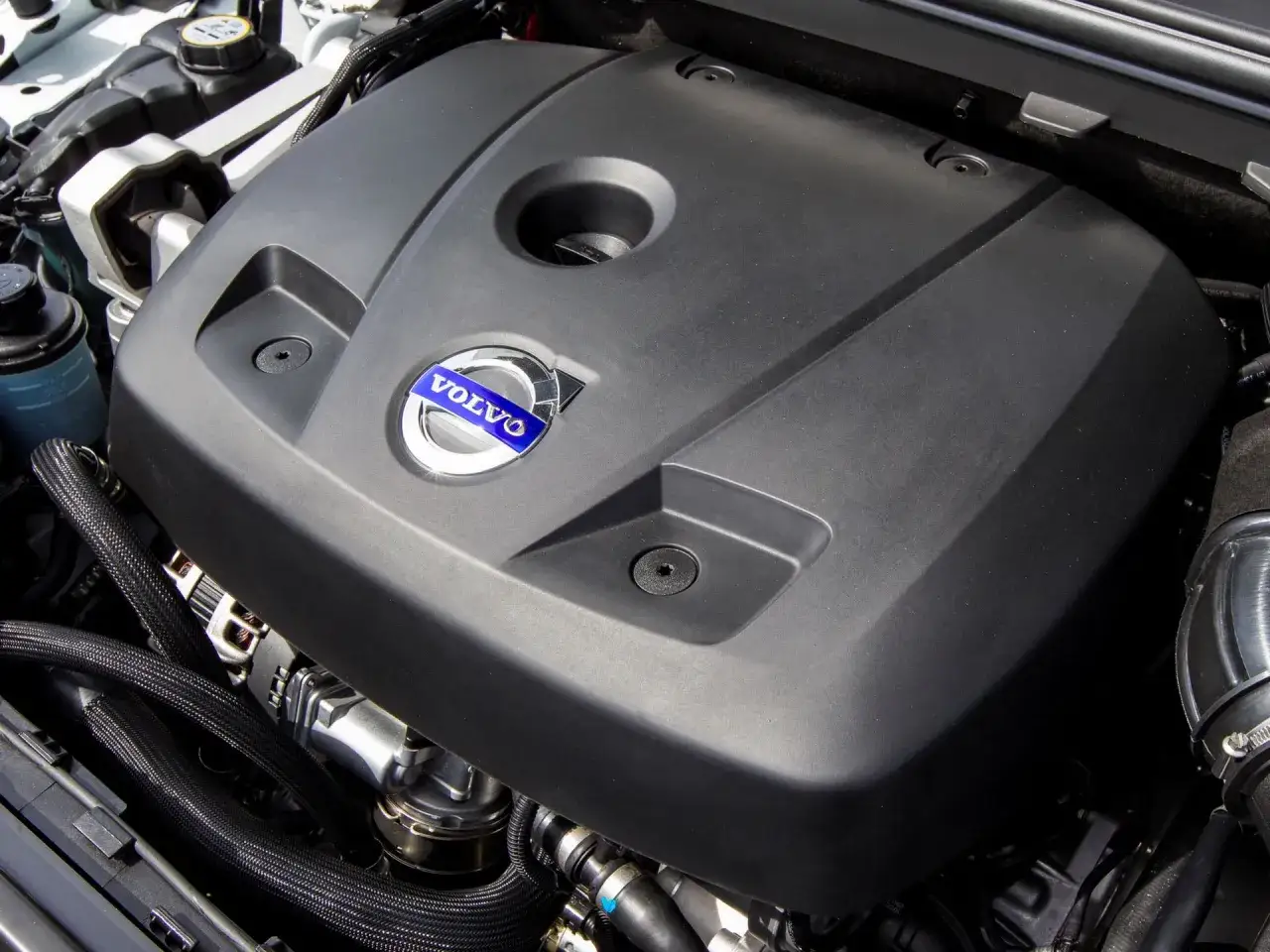 Silnik Volvo XC60. Zastanawiasz się, jaki silnik wybrać do swojego Volvo XC60? Ten widok pod maską może pomóc w podjęciu decyzji.