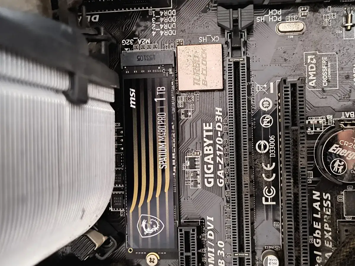 Dysk SSD M.2 z radiatorem i widoczne na płycie głównej termopady.