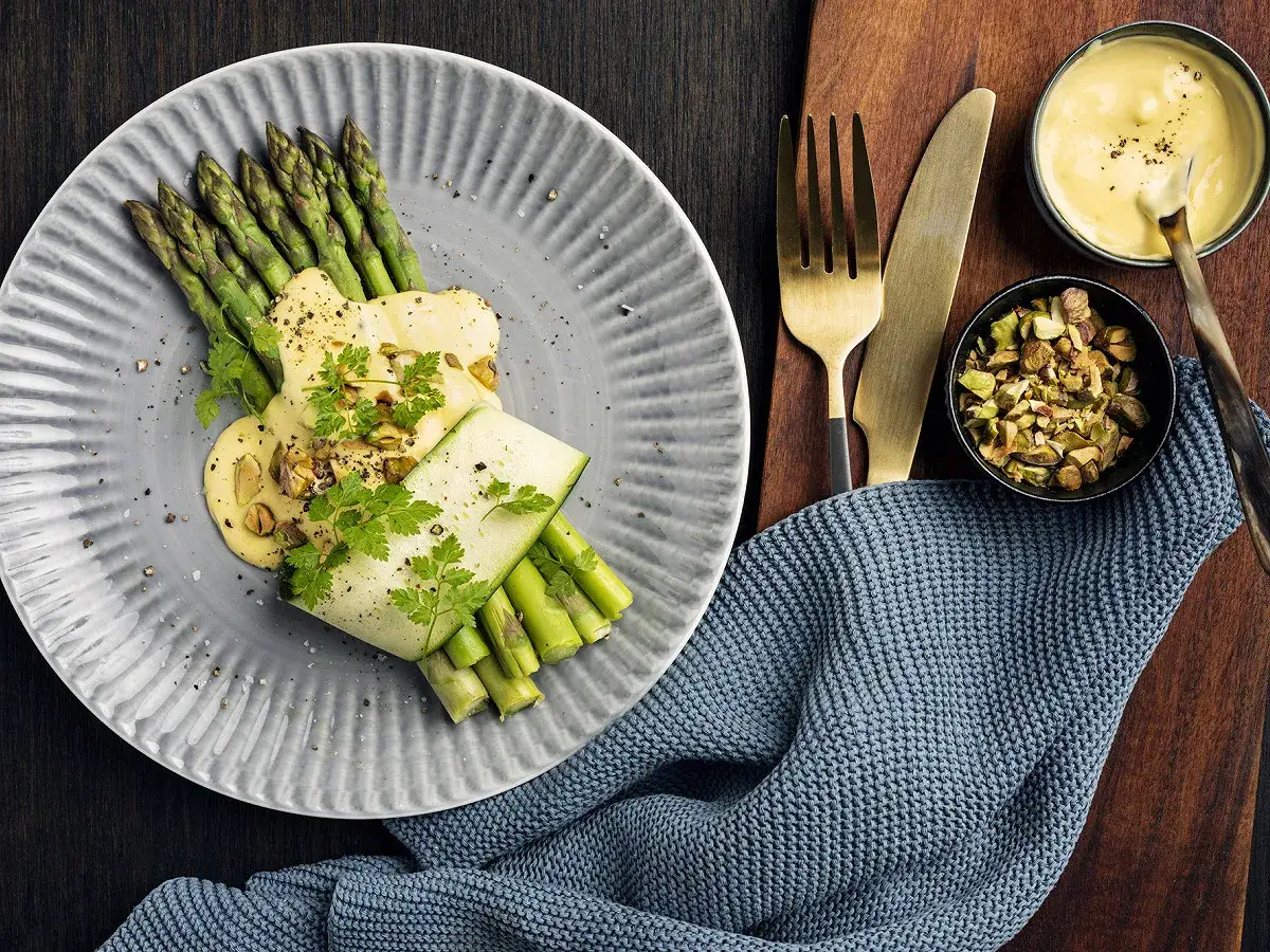 Asperges vertes napp&eacute;es d'une sauce onctueuse, garnies de pistaches concass&eacute;es et de persil frais. Une d&eacute;licieuse mousseline asperge pr&ecirc;te &agrave; &ecirc;tre d&eacute;gust&eacute;e.