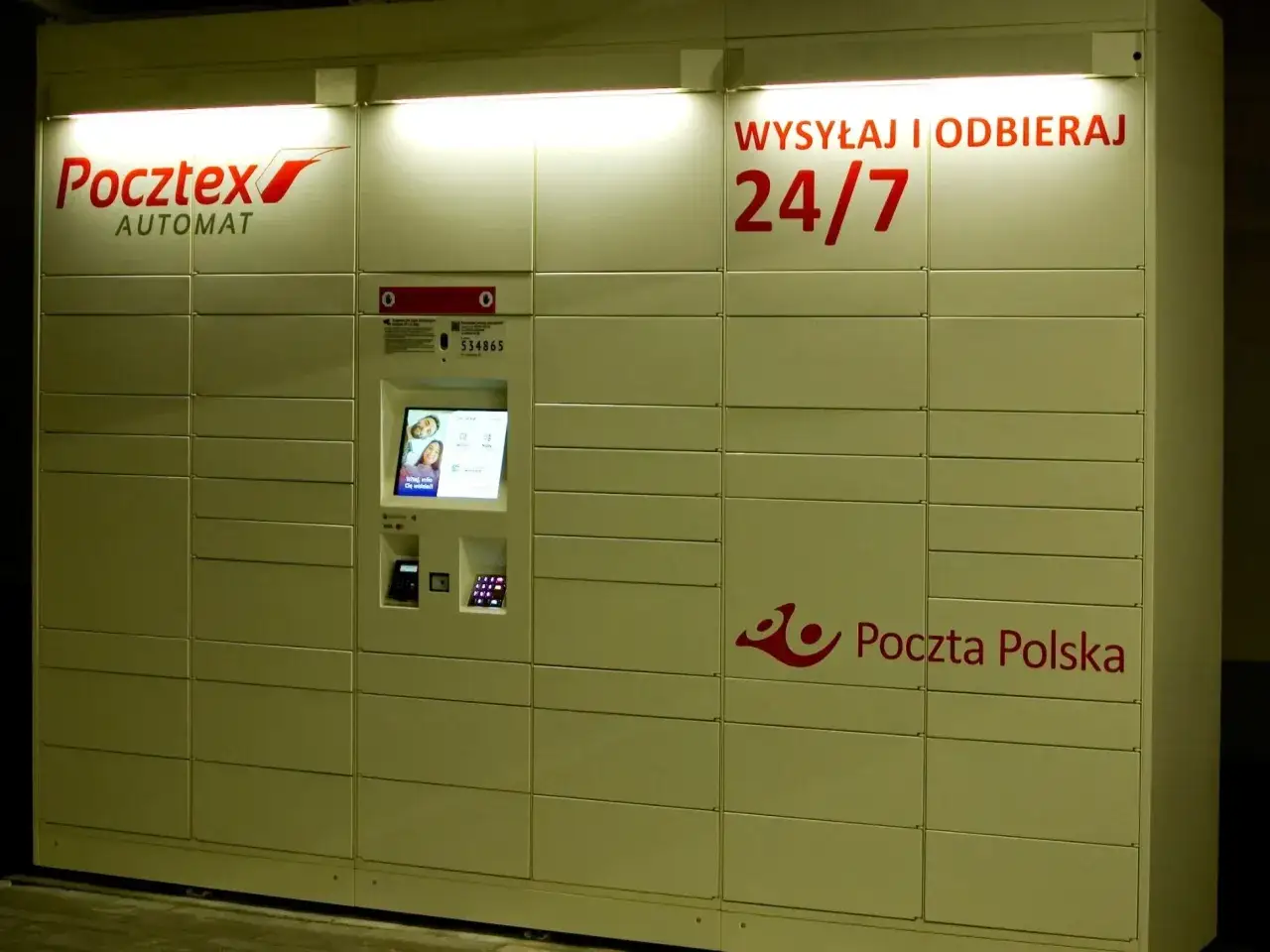 Automat Pocztex do wysyłki i odbioru paczek 24/7. Wygodna alternatywa dla tradycyjnych punktów obsługi, idealna dla klientów Allegro.