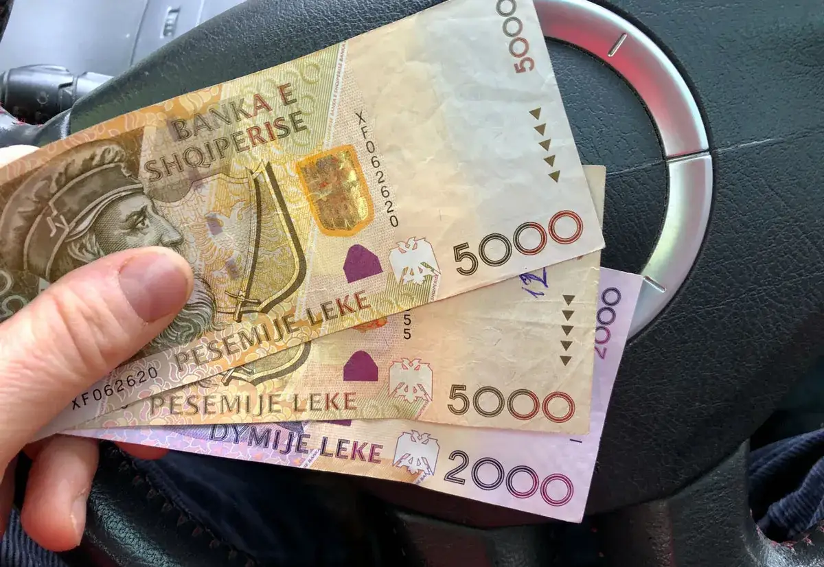 Ręka trzyma albańskie leki (5000 i 2000). To może być przydatne przy korzystaniu z usługi wielowalutowej mBank.