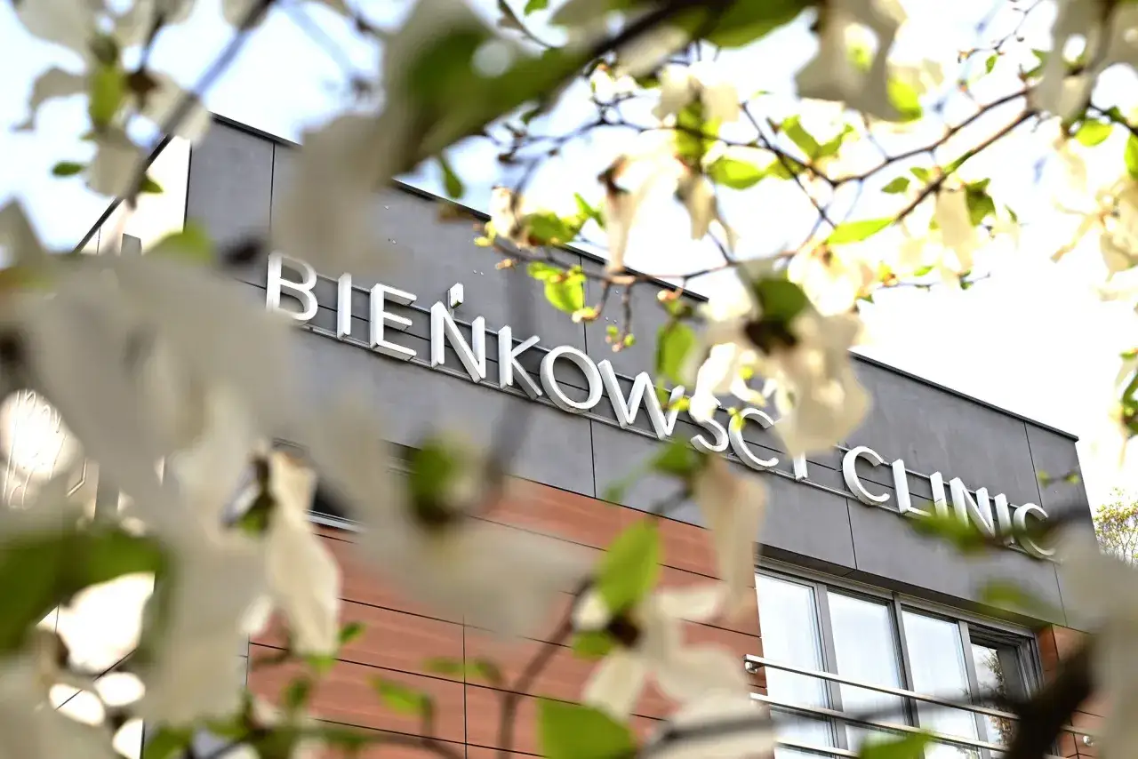 Budynek kliniki z napisem 