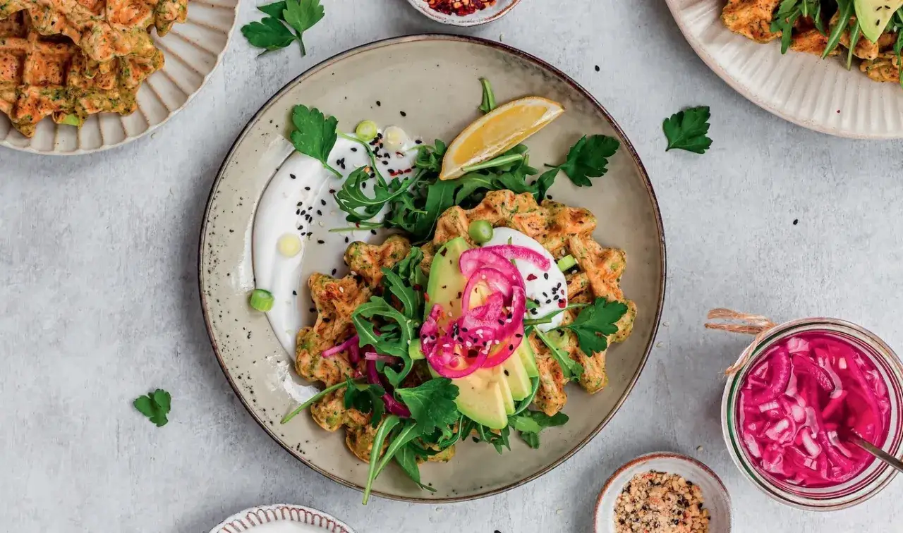 Herzhafte vegane Waffeln mit Avocado, Rucola und eingelegten Zwiebeln. Ein k&ouml;stliches, gesundes Gericht.