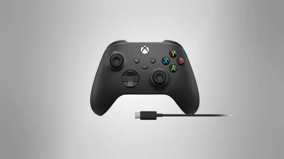 kontrolery xbox series x i s na tle komputera pc