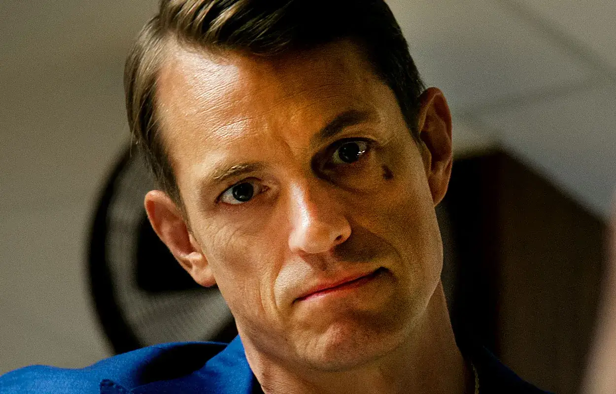 Joel Kinnaman i blå kavaj, ser intensivt in i kameran. Kanske en scen från hans joel kinnaman ny serie?