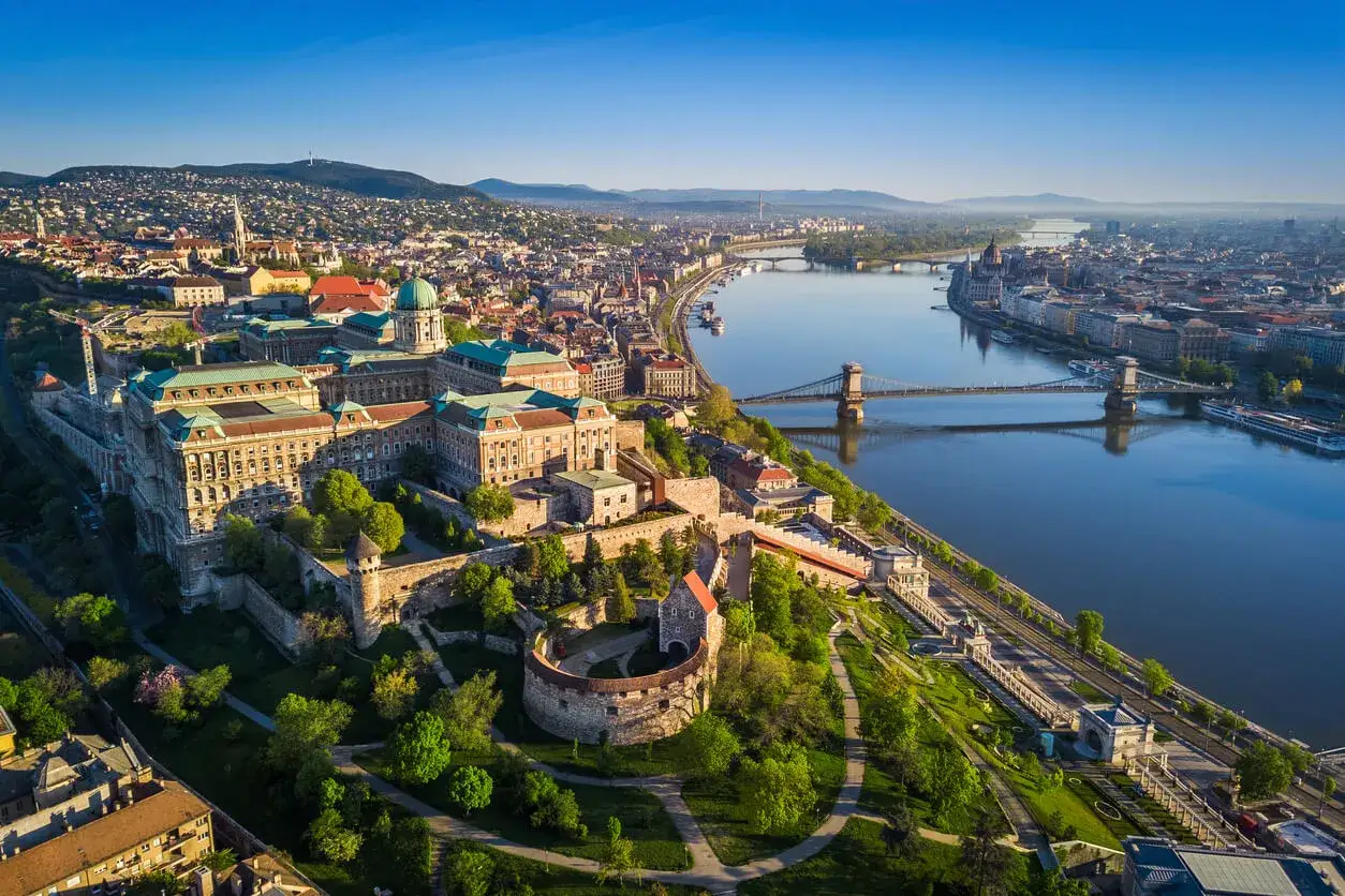 Budapeszt z Zamkiem Królewskim i Dunajem. Planujesz wycieczkę? Sprawdź, ile forintów na 3 dni potrzebujesz na zwiedzanie!
