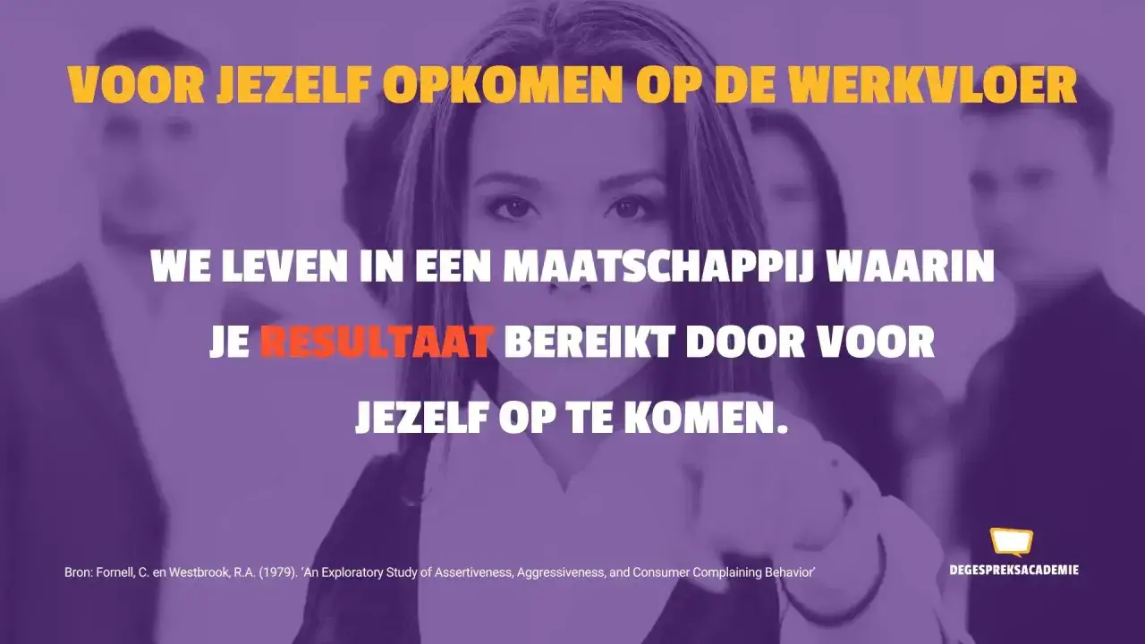 Een vrouw met een krachtige blik, die benadrukt dat je voor jezelf opkomen op de werkvloer essentieel is voor succes.