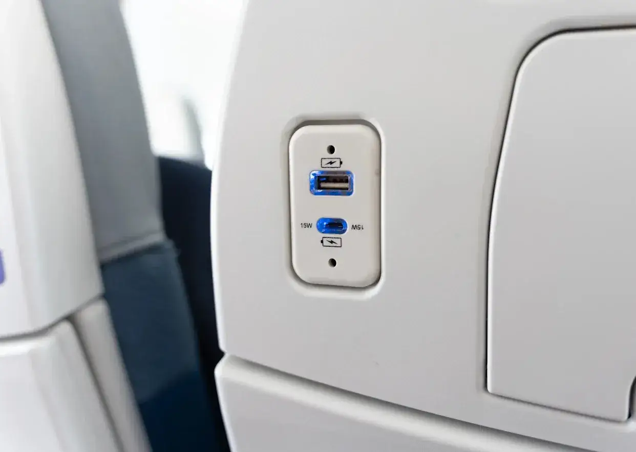 W samolotach są gniazdka! Widoczne na zdjęciu porty USB i USB-C pozwalają ładować urządzenia podczas lotu.