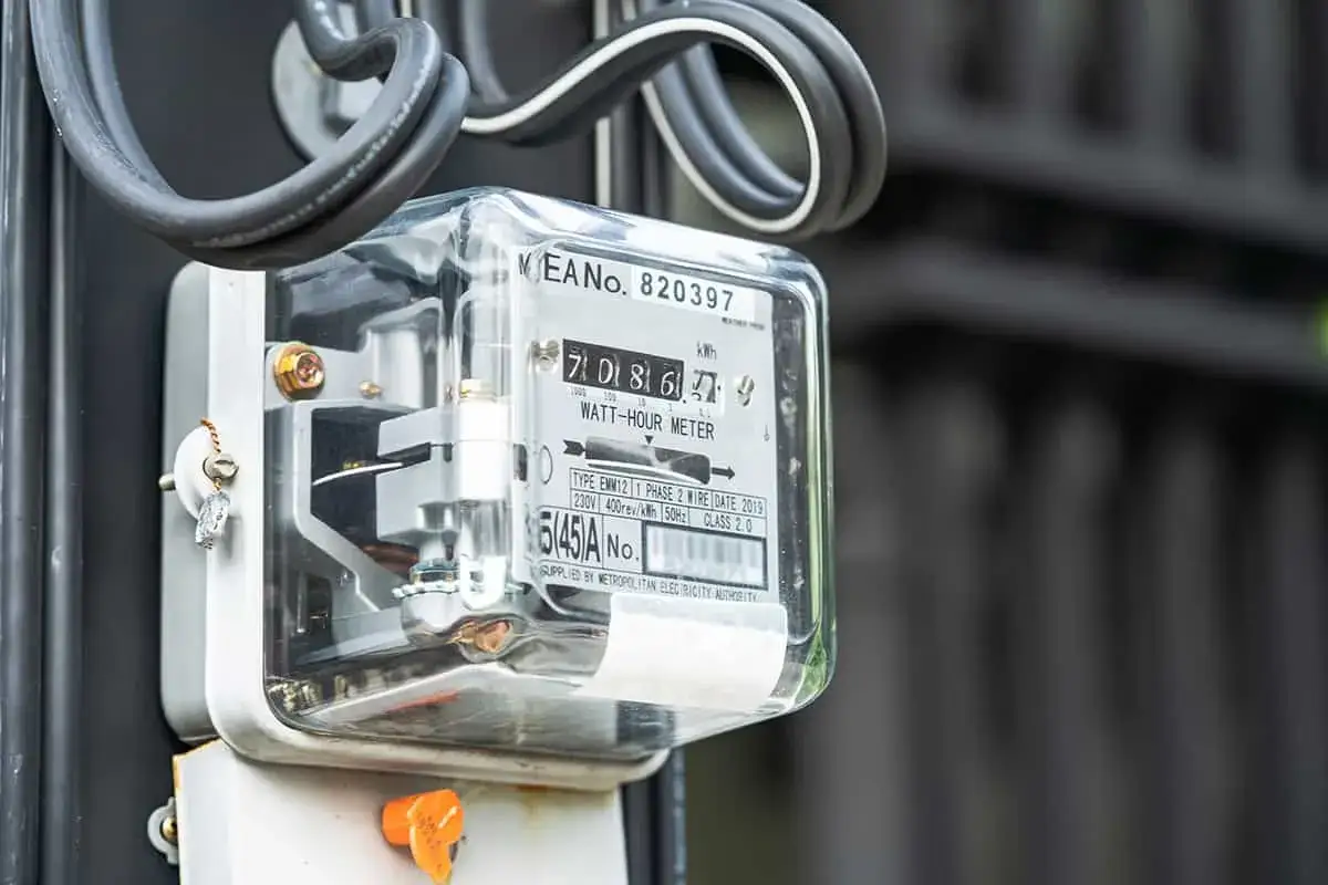 Licznik energii elektrycznej, kluczowy element wniosku o przyłączenie prądu do działki, pokazuje zużycie energii.