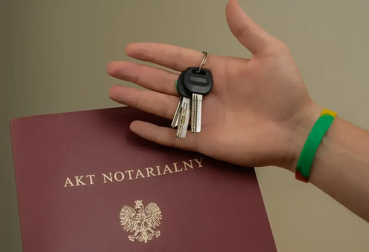 Sprzedaż nieruchomości, akt notarialny, klucze do mieszkania