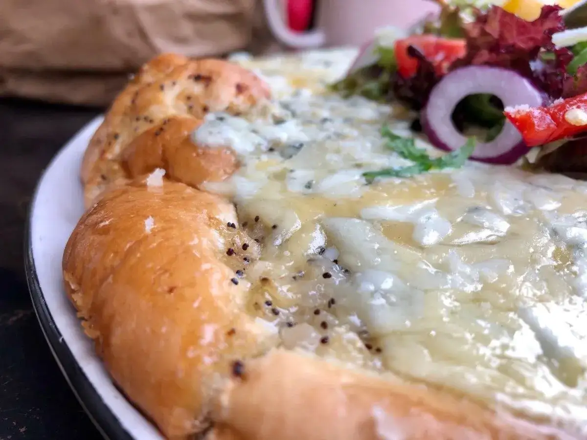 Pyszna pizza z serem pleśniowym i świeżą sałatką. Idealne miejsce, gdzie zjeść w Lublinie.
