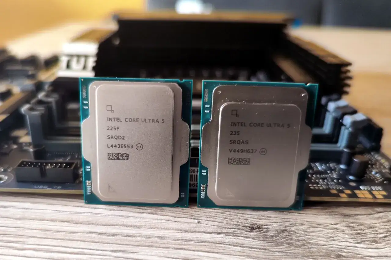 Dwa procesory Intel Core Ultra 5 leżą obok siebie na płycie gł&oacute;wnej. Dylemat: ryzen czy Intel?