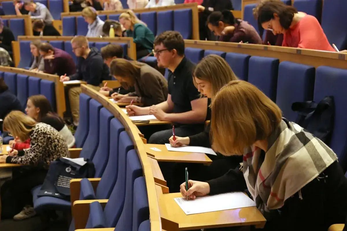 osoby pracujące w międzynarodowej firmie lub studenci na uczelni