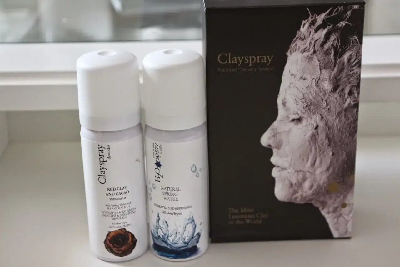 Dwa spraye Clayspray i pudełko z profilem twarzy pokrytej glinką. Dlaczego maseczka z glinki nie może wyschnąć? Bo jest w sprayu!
