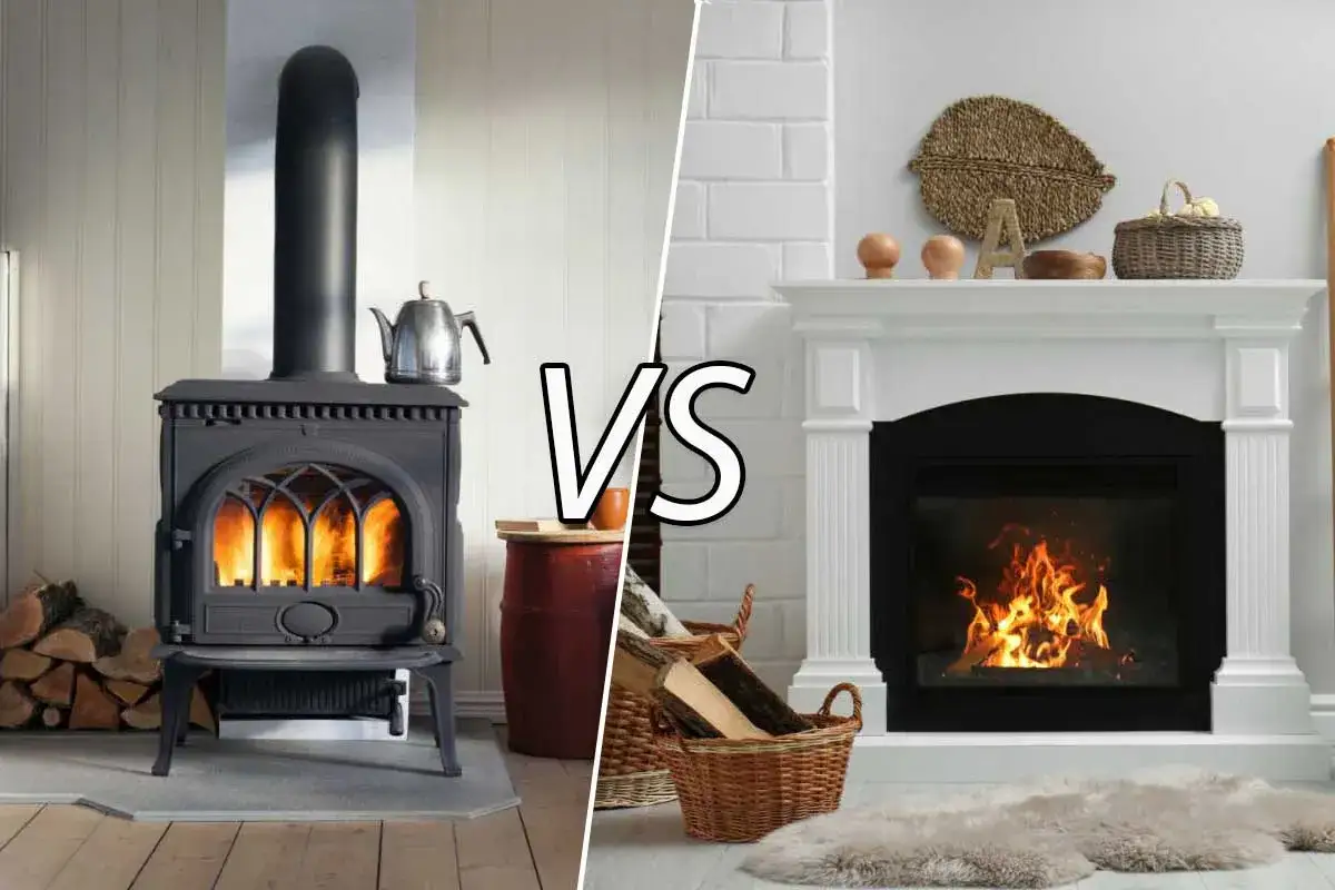 Poêle à bois vs cheminée. Le poêle à bois, avec sa bouilloire en argent, est prêt à chauffer. La cheminée blanche, décorée, crépite de flammes.