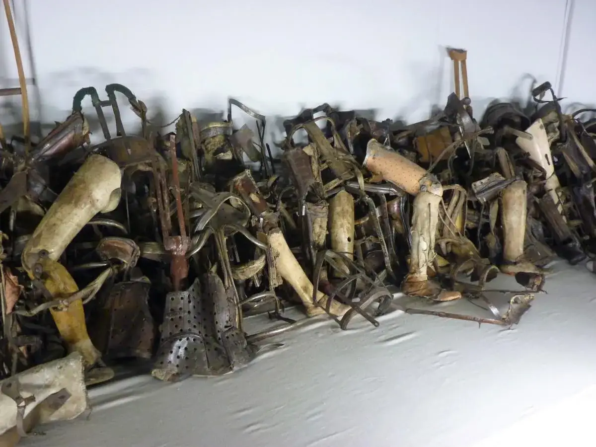 Zbiór protez i kul w Państwowym Muzeum Auschwitz-Birkenau w Oświęcimiu. Opinie o tym miejscu podkreślają jego poruszający charakter.