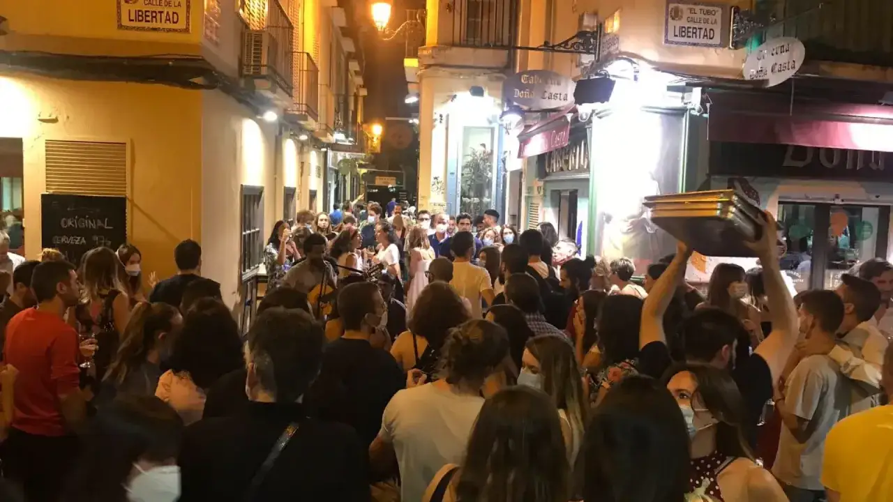 Gente disfrutando de la noche en el tubo Zaragoza, con música en vivo y ambiente festivo en la calle de la Libertad.