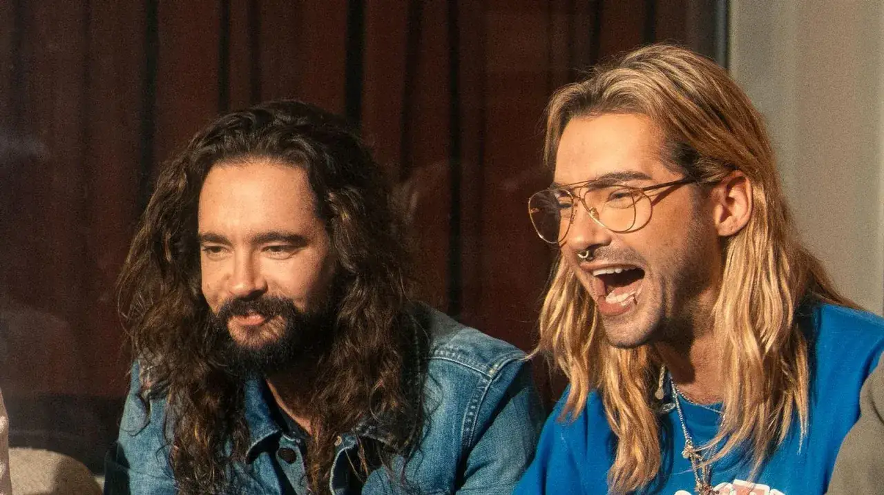Bill und Tom Kaulitz lachen ausgelassen. Ein Schnappschuss aus Kaulitz und Kaulitz Staffel 3, der gute Laune verspr&uuml;ht.