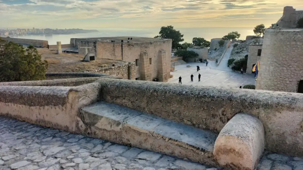 Castillo de Santa Bárbara, Alicante. Un lugar perfecto para iniciar tu ruta pueblos interior alicante, con vistas al mar y la ciudad.