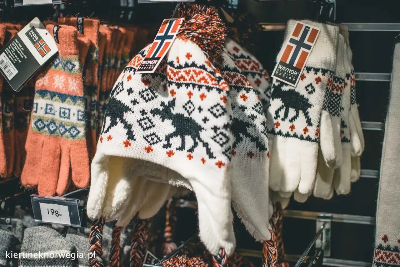 Czapka i rękawiczki z motywem renifera i norweską flagą &ndash; idealne pamiątki, by poczuć klimat Skandynawii. Co przywieźć z Norwegii? Taki komplet to świetny pomysł!