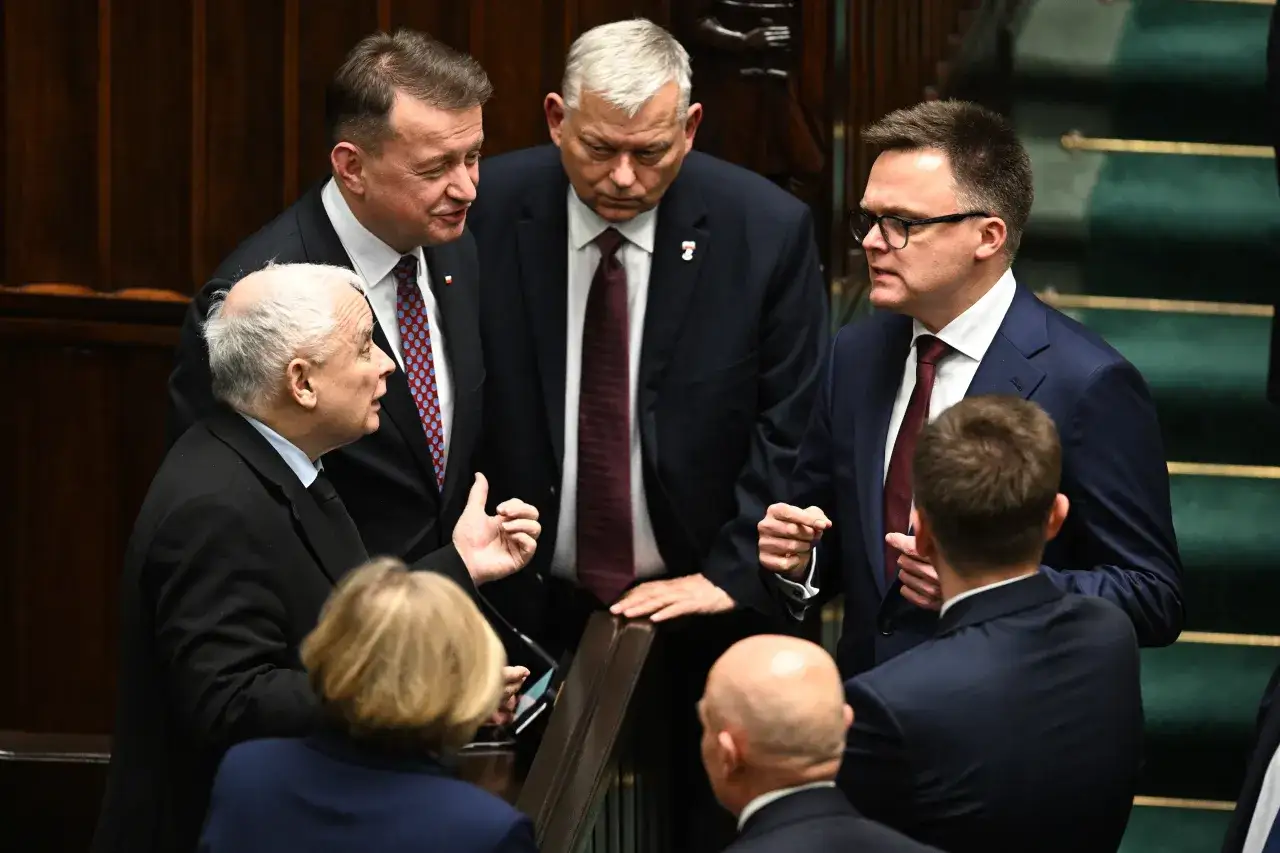 Posłowie PiS dyskutują w Sejmie.