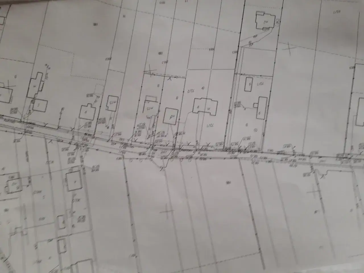 Mapa z zaznaczonymi działkami i budynkami. Widać numery parceli, linie graniczne i oznaczenia, które mogą dotyczyć 3 klasy ziemi a warunki zabudowy.