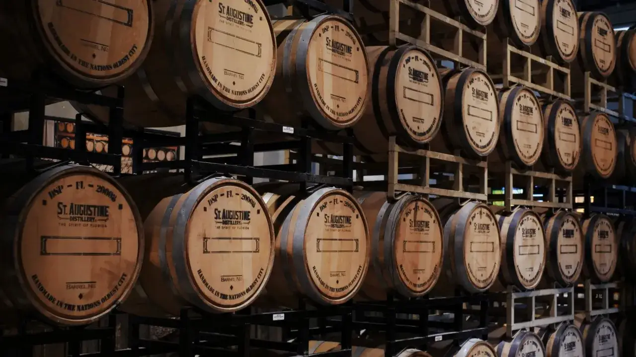 Holzf&auml;sser in einer Brennerei, bereit, um zu reifen, was ist Whisky.