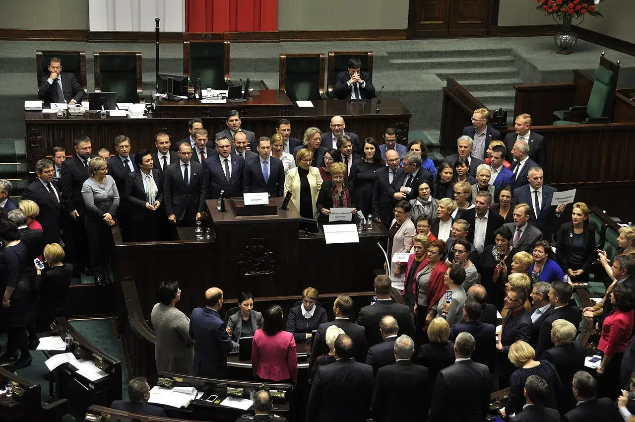 Grupa ludzi dyskutująca z zaangażowaniem, burzliwa debata, wymiana pogląd&oacute;w