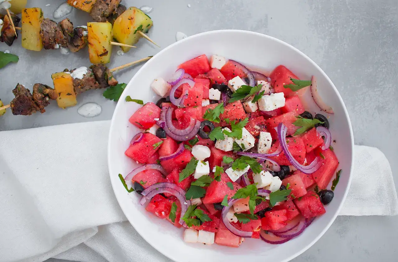 sałatka arbuz feta mięta