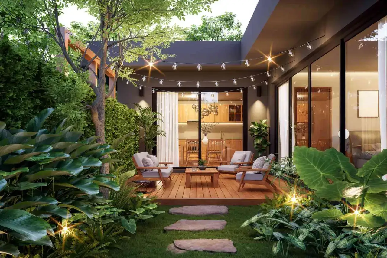 Ideas para decorar patios peque&ntilde;os con poco dinero: un deck de madera, muebles c&oacute;modos y luces c&aacute;lidas crean un oasis acogedor.