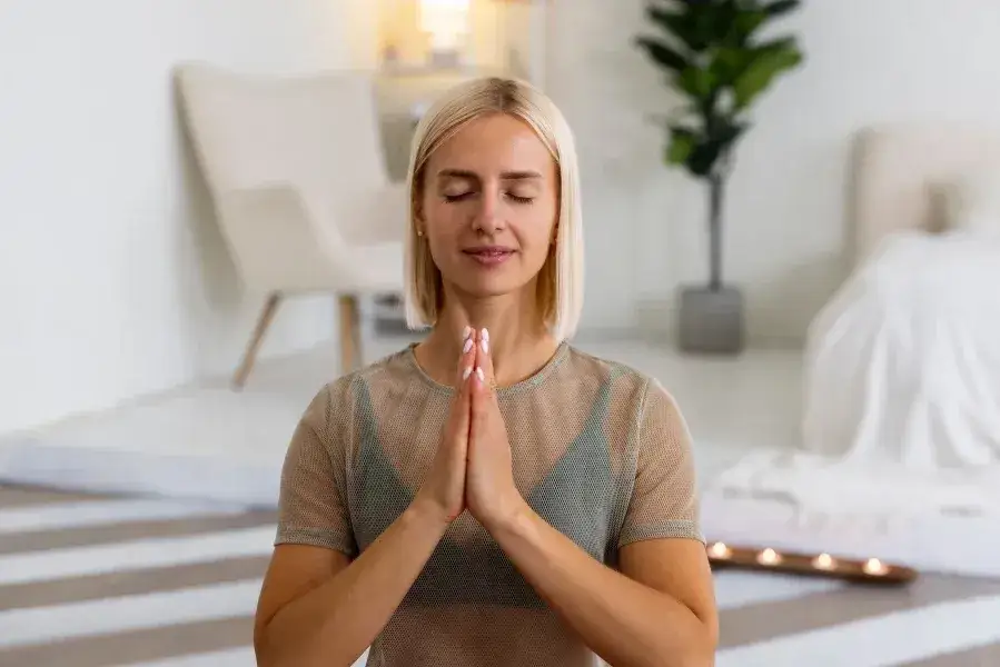osoba medytująca, ćwiczenia oddechowe, mindfulness