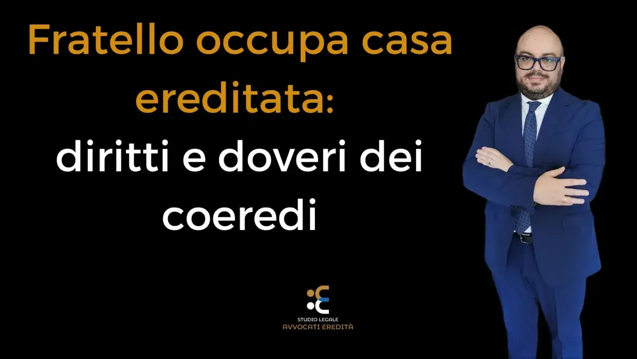 Un uomo in giacca e cravatta blu discute dei diritti e doveri dei coeredi in una casa in compropriet&agrave; tra fratelli e madre.