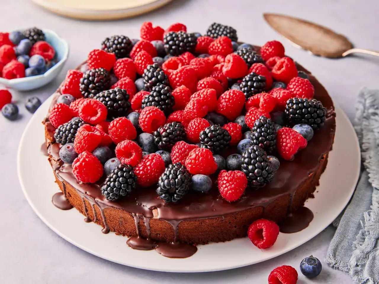 Schokoladenkuchen mit frischen Beeren, ein köstliches Geburtstagskuchen Rezept.