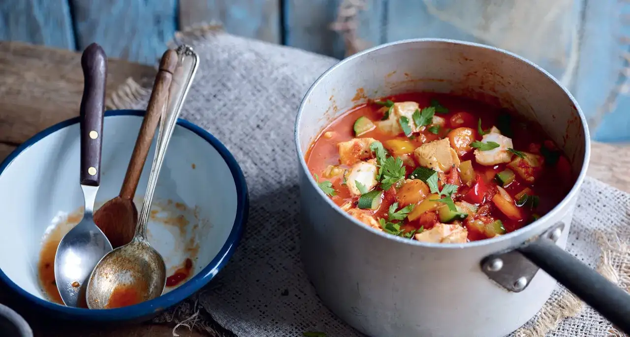 Ingrédients pour enrichir une soupe de poisson (morceaux de poisson, fruits de mer, légumes)