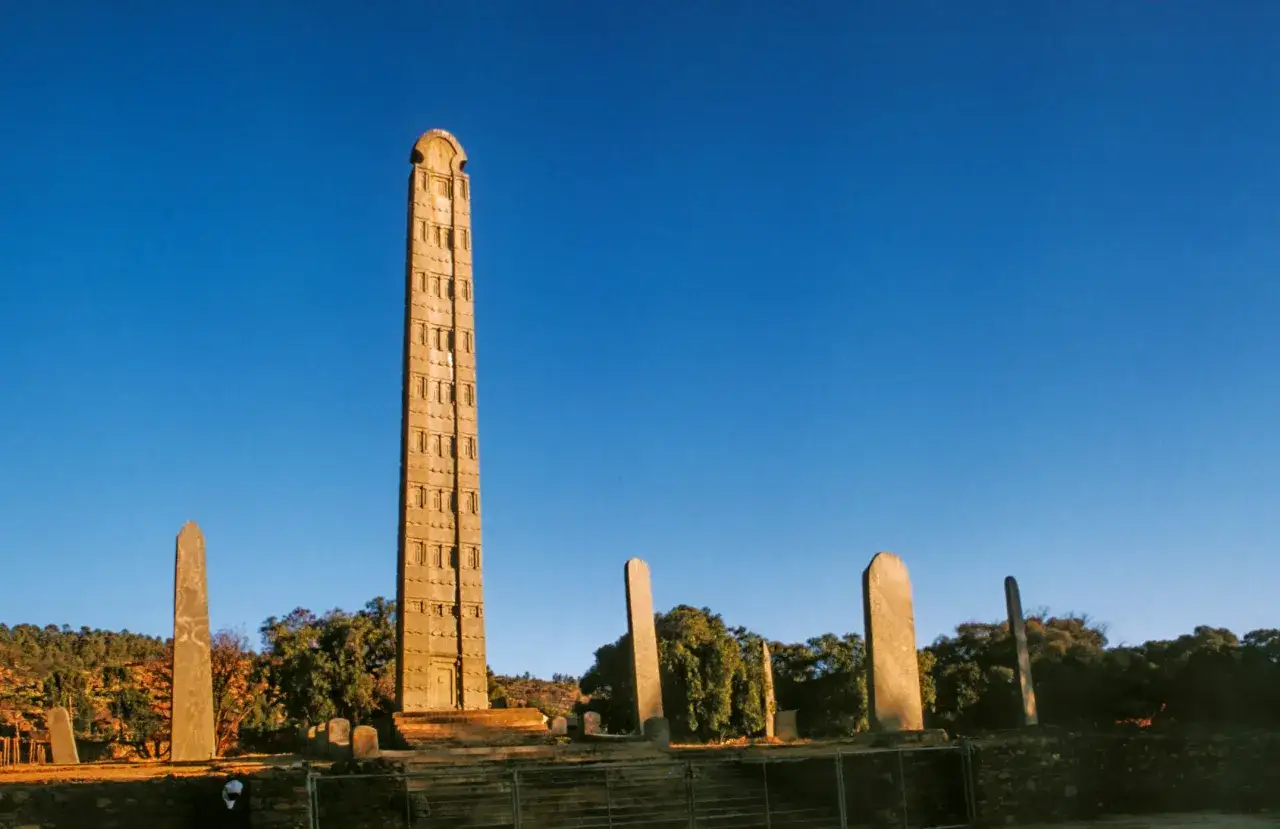 Kamienne stele w Aksum, świadectwo dawnej Etiopii, stoją dumnie pod błękitnym niebem.