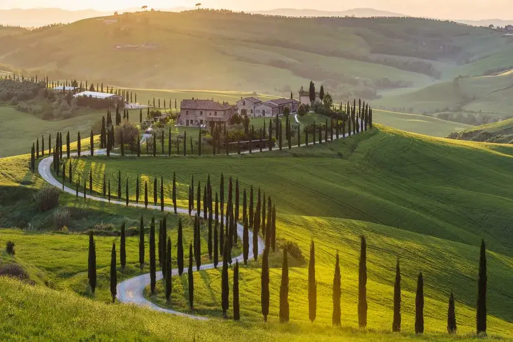 Paesaggio toscano colline e cipressi