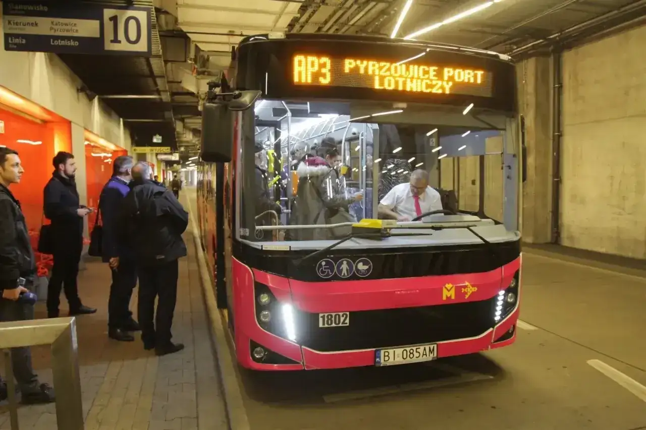 Autobus AP3 z Rzeszowa na lotnisko w Pyrzowicach czeka na pasażerów.