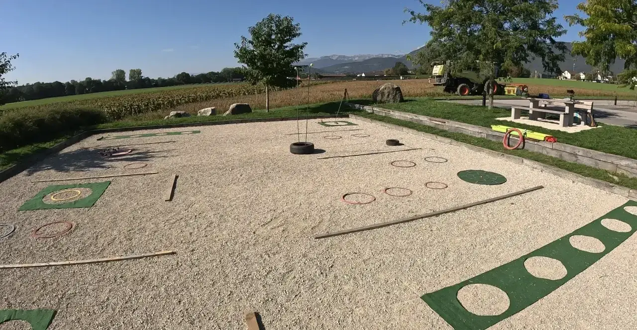 Terrain de p&eacute;tanque avec cerceaux et cibles. On se demande quelles sont les nouvelles r&egrave;gles de la p&eacute;tanque avec ce parcours original.