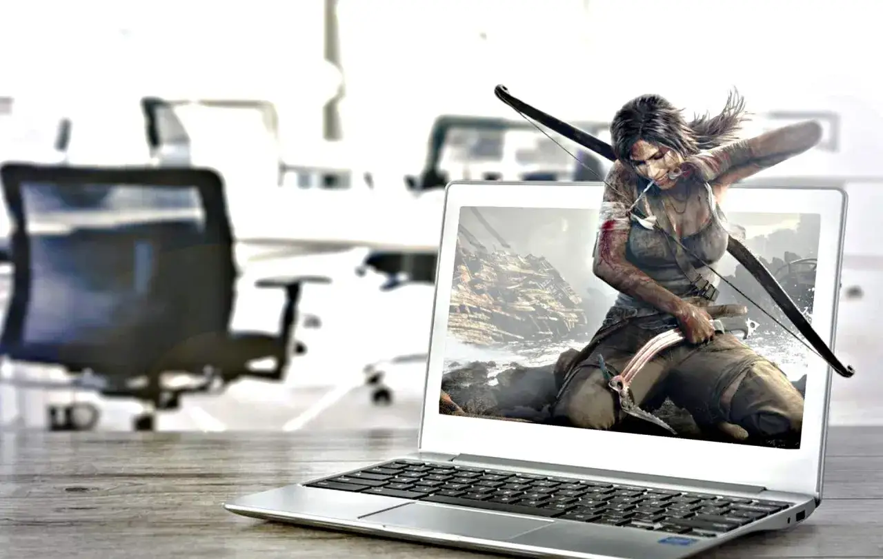 Lara Croft wychodzi z ekranu laptopa, tworząc wrażenie okluzji otoczenia.