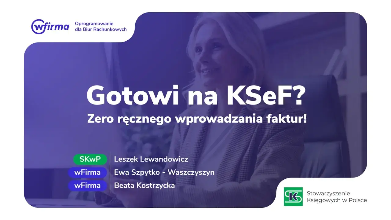 Uśmiechnięta kobieta w garniturze, gotowa na KSeF. Program wFirma ułatwia pracę podatnikowi VAT.