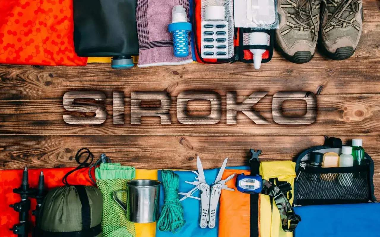 Gotowi na przygodę! Plecak, buty, karimata, śpiwór, multitool i inne niezbędniki czekają. Idziemy w góry!